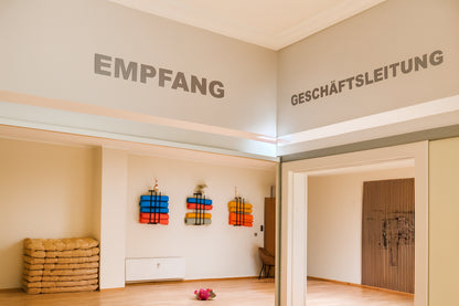 Empfangsbereich mit Yogamatten und Sitzkissen