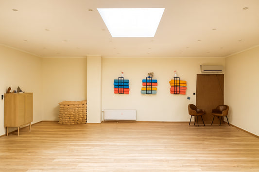 Großer Yoga-Raum mit Korkboden, Skylight und Yogamatten