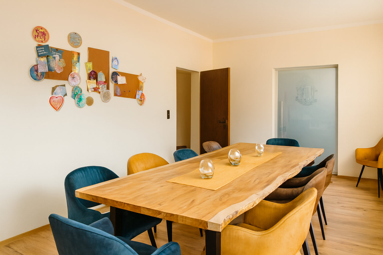 Coaching-Raum aus Seitenansicht mit Inspirations-Pinwand