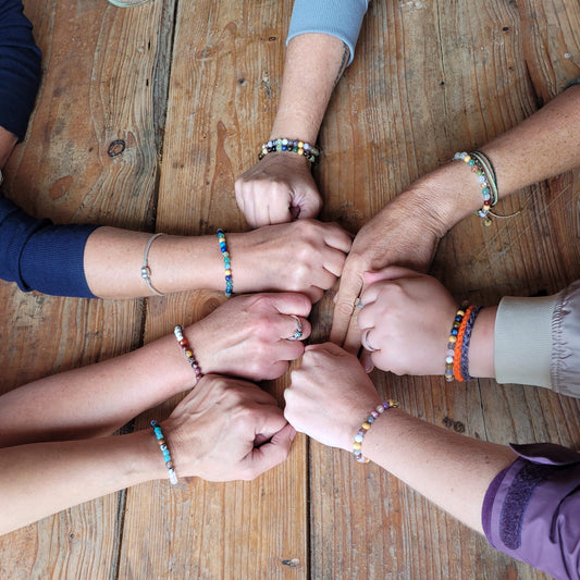 ✨ Kreativer Schmucknachmittag – Edelsteinarmbänder selbst gestalten ✨